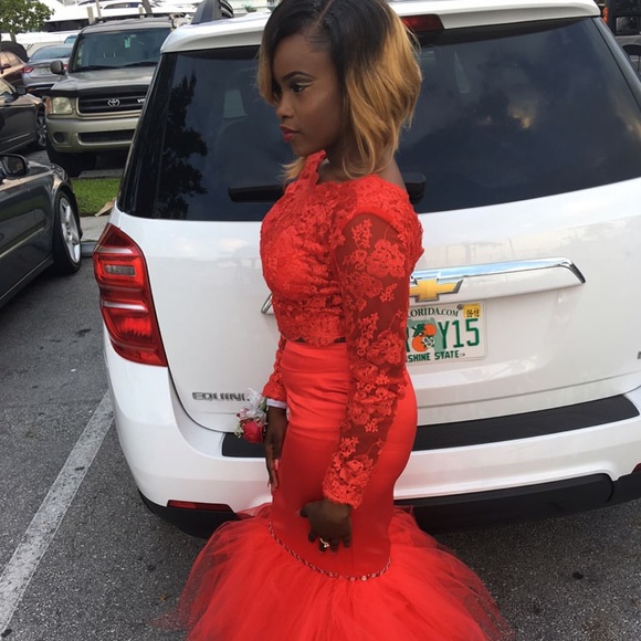 Trumpet/Mermaid Bateau Prom Dress. - Picture 2 of 4